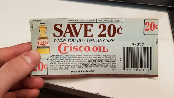 美国长岛“北岸农场”杂货店星期二接受了一张1983年发行的食油优惠券。