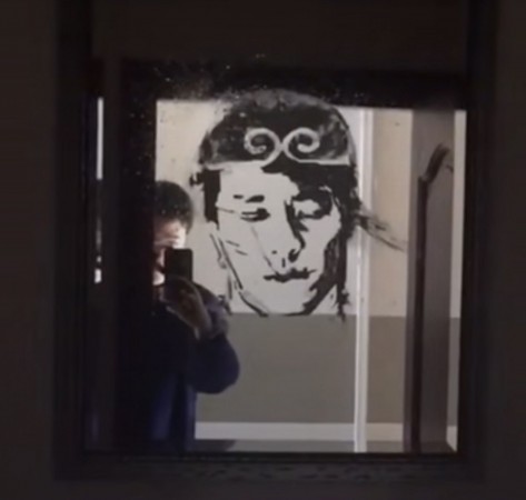 辽宁业余李益达拿牙膏在厕所镜子上，绘出惟妙惟肖的人物肖像。
