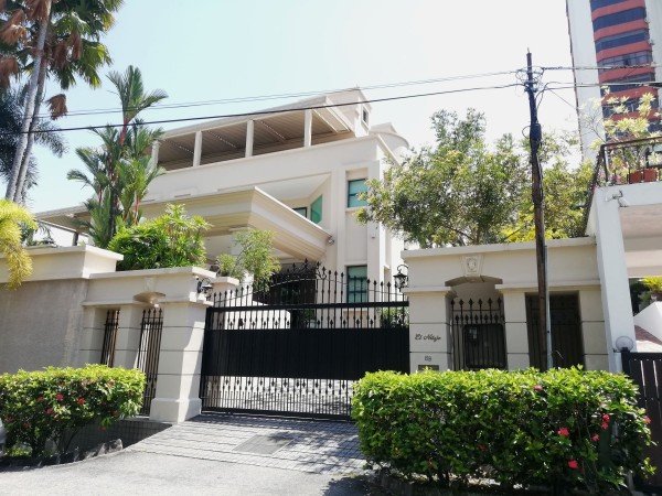 刘特佐位于槟城丹绒武雅花园的豪宅。