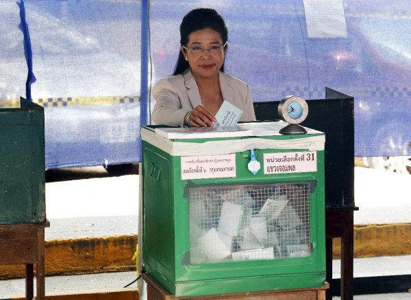 为泰党领袖、首相候选人苏达拉在曼谷投票站履行选民义务。（美联社）
