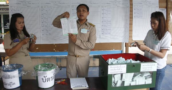 选举官员在曼谷进行计算选票的工作。（美联社）