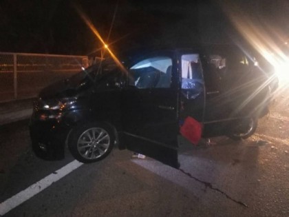 休旅车遭货柜罗里猛撞，造成车内7人中有3人死亡，余者受伤。