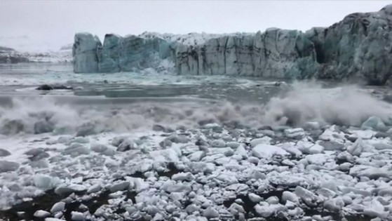 游客星期一在冰岛杰古沙龙冰泻湖遇上冰山崩塌掀起的巨浪，观景顿变逃亡。