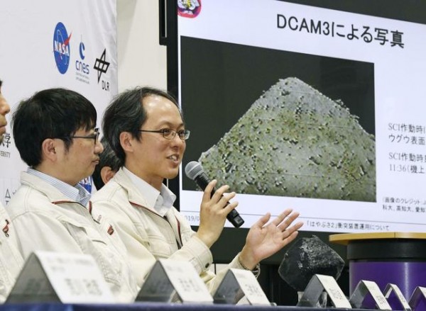 日本宇宙航空研究开发机构公布探测器“隼鸟2号”投掷任务成功。（美联社）