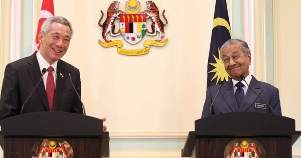 马哈迪（右）说，解决柔佛长堤和马新第二通道交通阻塞是我国的优先事项。左为李显龙。