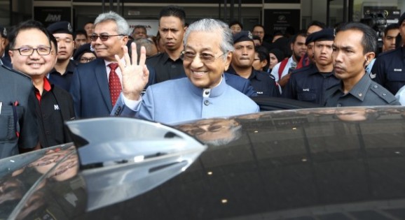 马哈迪出席2019年汽车展开幕礼。