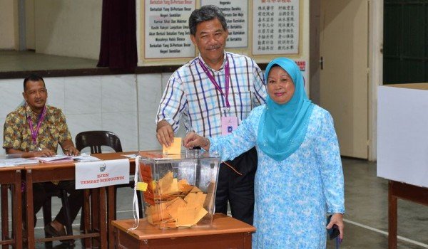 莫哈末哈山与妻子莎碧雅今早8时45分完成投票。