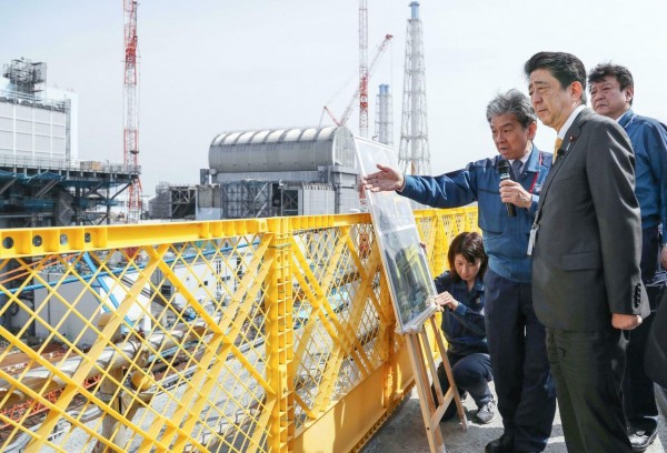 日本首相安倍晋三14日视察福岛核电站与周边作业。（美联社）