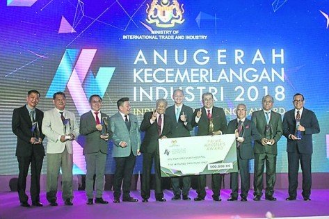 马哈迪（左五）颁发“首相奖”模拟支票给鲁斯兰（右四），并与获得企业卓越奖的各企业掌舵人合影时，笑着比出“胜利”手势。左四为雷京，右五为王建民。