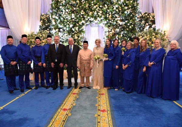 王储妃亲友团穿上同色系的宝蓝色传统马来服装，分享一对新人的喜悦。