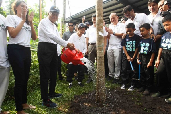马哈迪（左二起）和茜蒂哈丝玛一同为2019地球日主持树木种植仪式。 