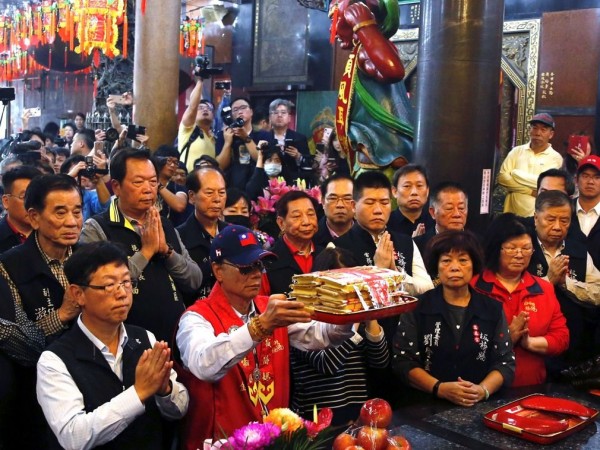 郭台铭星期三在新台北市的慈惠宫拜妈祖娘娘。台湾宫庙文化主宰着选举，影响力无远弗届。 