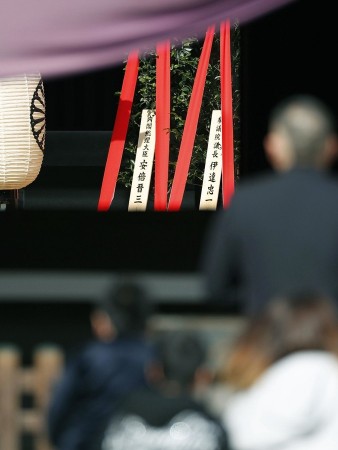 靖国神社春祭，安倍晋三以“内阁总理大臣”的名义供奉祭品“真榊”。（美联社）