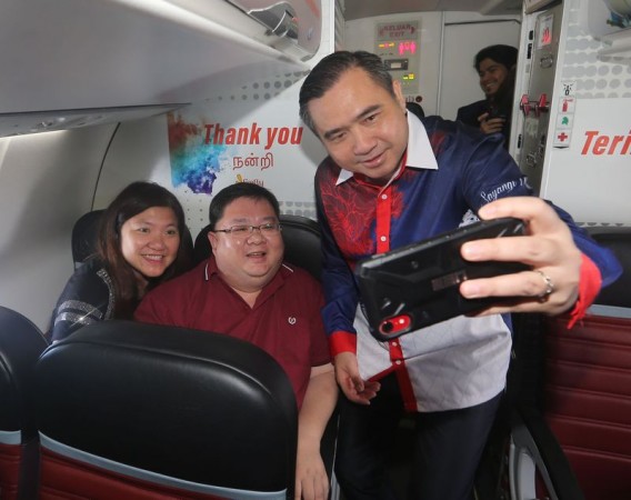 陆兆福乘搭飞荧首航赴新加坡，在机上与乘客自拍。