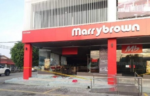 Marrybrown快餐店落地玻璃门全爆破。