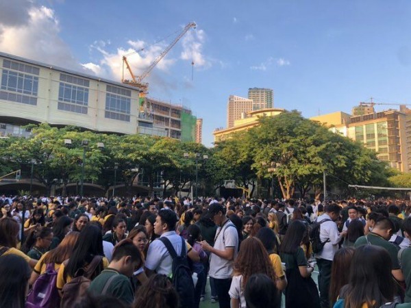 马尼拉远东大学学生星期一在地震后疏散到空地。