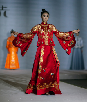 身穿丝绸旗袍的模特儿亮相江苏“丝绸苏州2019”展会。（欧新社）