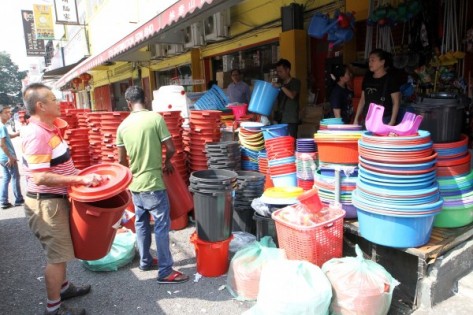 吉隆坡华联花园一家商店看准商机，特在这几天引进大量水桶销售，市民抢购。