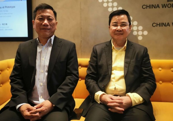 邝汉光（右）在北京接受大马媒体联访。左为Splendid Forte公司董事经理廖亚旺。