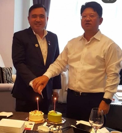 两位寿星陆兆福（左）与白天，一起切蛋糕庆生。 