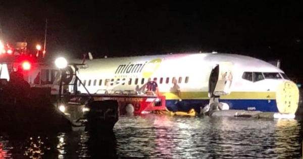 客机滑入河中，所幸没有造成人员死亡。