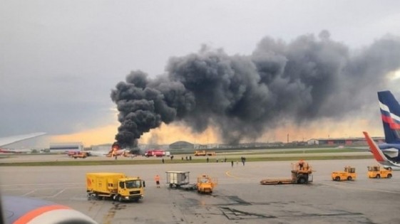 俄罗斯航空客机起火，冒出滚滚浓烟。