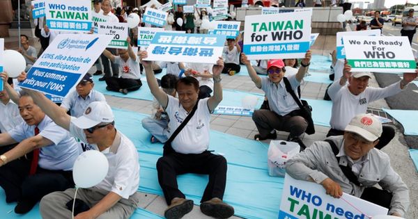 台湾民众2017年5月21日在台北举行集会抗议台湾作为观察员参加世界卫生组织大会的要求被拒绝。