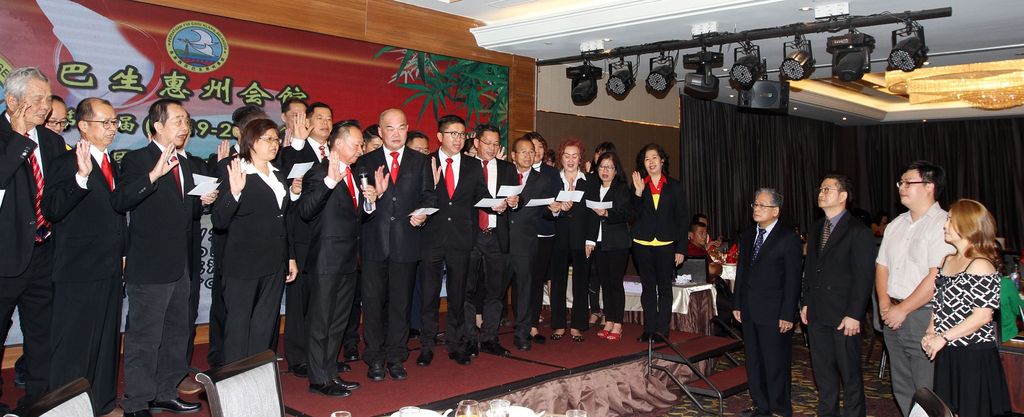 巴生惠州会馆第五届理事会在陈添财（左五）带领下宣誓就职，并由黄正芳（右起）、黄正强、杨志伟、李锦贤联合监誓。 