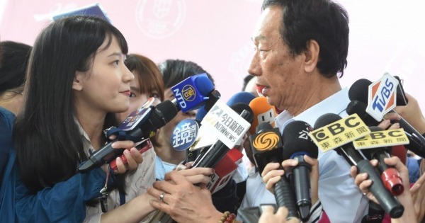 郭台铭出席“永龄华人抗癌联合行动”周年记者会，并在受访时一度握着女记者的手回覆提问。