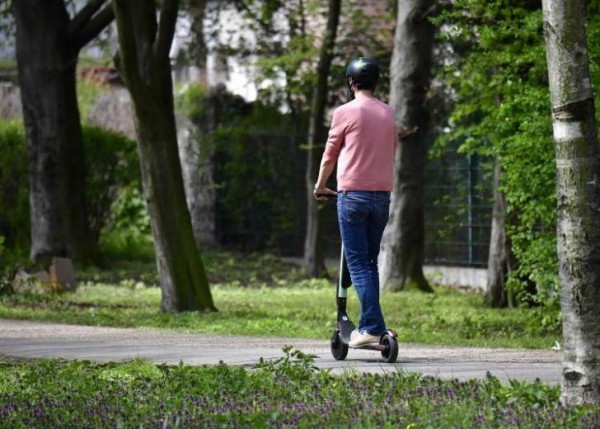 德国批准电动踏板车上马路，却禁止上行人道。