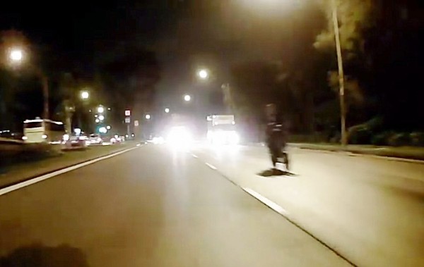 有司机拍下电动脚踏车在路上狂飙的画面。（取自网络） 