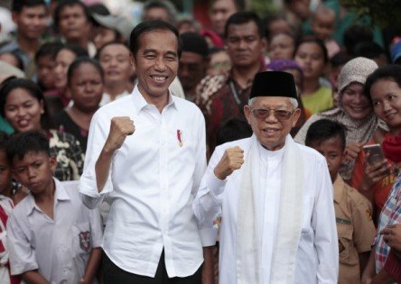 佐科成功蝉联，将与副手马鲁夫（右）出任印尼下届正副总统。（美联社）