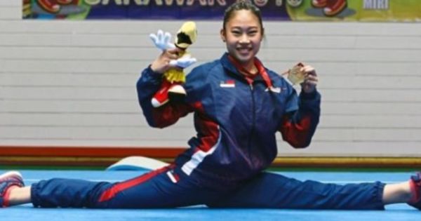 大马的陈璎月在体操世界挑战杯肇庆站，以一字马姿态欢庆夺得自由操银牌。