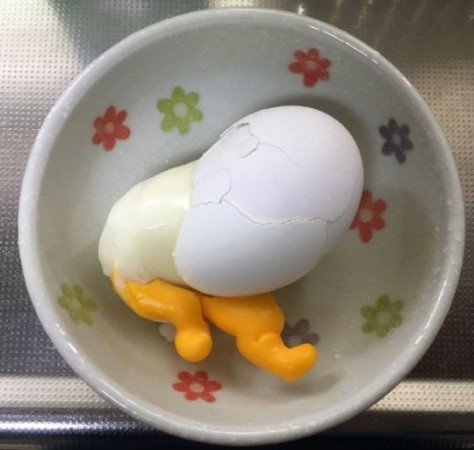 日本一名网友煮水煮蛋时不小心把蛋弄破，蛋黄流出，结果意外让水煮蛋看起来像是长脚了。（图撷取自推特@nanopicon）
