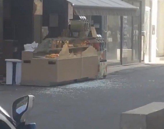 法国里昂市中心一处徒步区24日发生包裹爆炸案，造成13人受伤。（图取自twitter.com/ABC）