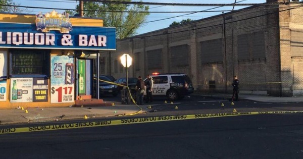 枪手在酒吧外朝人群开了超过30枪后逃逸。