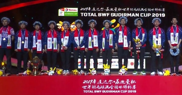 中国羽毛球队周日在主场重夺苏迪曼杯，也是第11次在这项混合团体赛登顶。