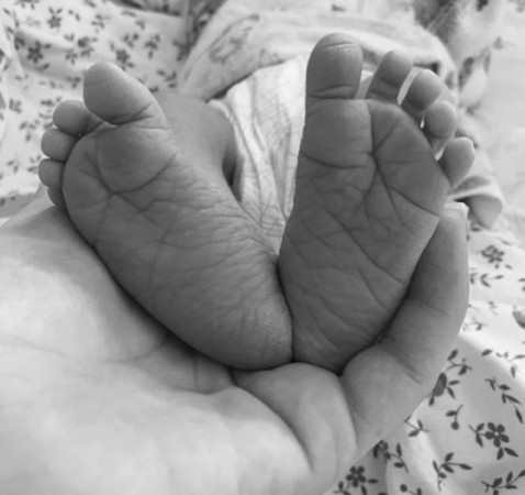 奥莎娜上载一张婴儿足部照片。