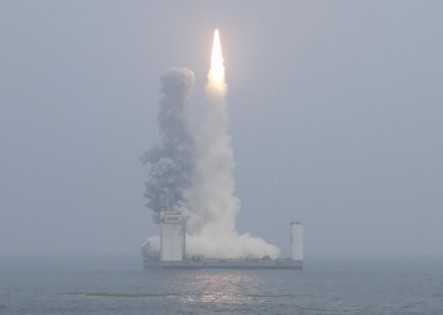 中国在黄海海域使用长征十一号运载火箭成功完成“一箭七星”海上发射技术试验。（网络照）