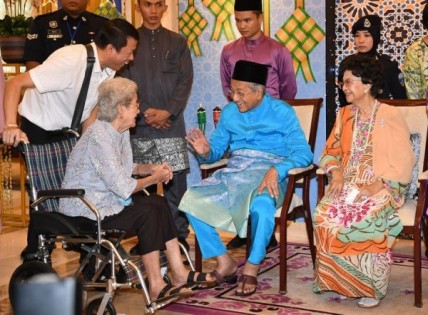 马哈迪夫妇在首相官邸的开斋节茶会上与人民交流。