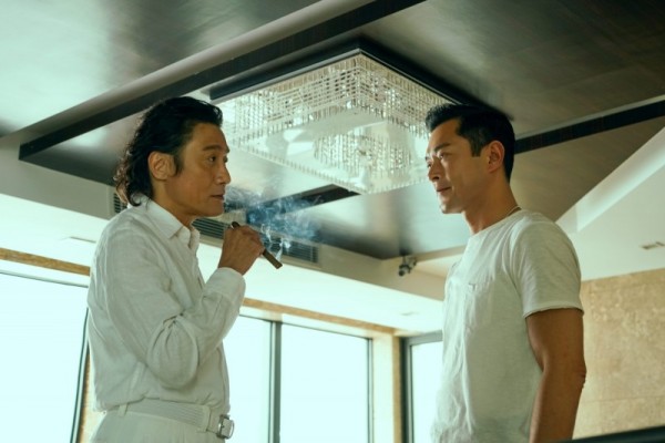 梁家辉（左）和古天乐在电影《追龙II：贼王》各怀鬼胎。（华映提供）