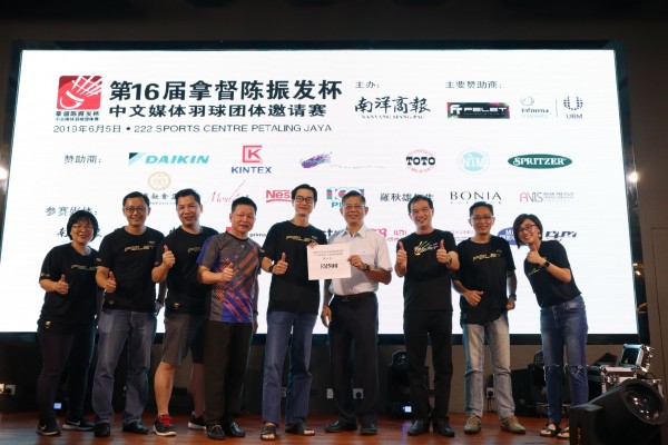 身为球员之一的陈汉光（左五）代表《南洋商报》A队领取第6名500令吉奖金。 