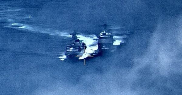 维诺格拉多夫海军上将号（左）与钱瑟勒斯维尔号（右）星期五在菲律宾海差点相撞。（美联社）
