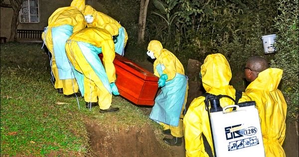 乌干达卫生当局日前小心埋葬死于伊波拉病毒的一名50岁祖母和5岁男童。（美联社）