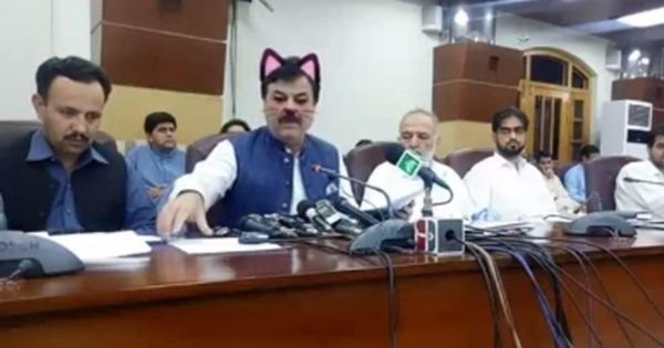 巴基斯坦开伯尔普赫图赫瓦直播记者会时，忘了关闭“猫咪”滤镜，结果新闻部长优素福扎伊（左二）变成了一只“猫人”。