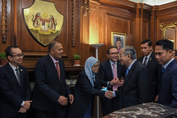 马哈迪（前排右二）与英国及爱尔兰大马学生理事会（UKEC）代表会面后，出席者纷纷与他握手致意。