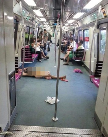 乘客全裸躺在地铁车厢。（取自面簿） 