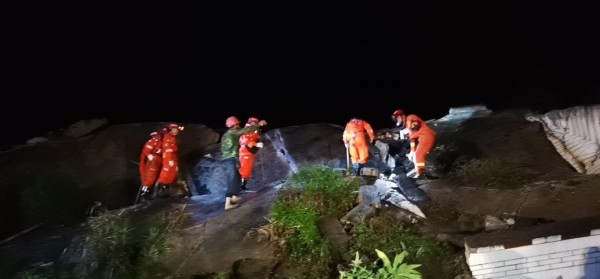 在长宁县双河镇，救援人员搜救地震中被困人员。（新华社）