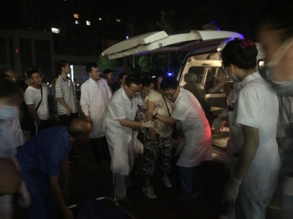 在长宁县中医院，医务人员救治地震中的伤者。（新华社）