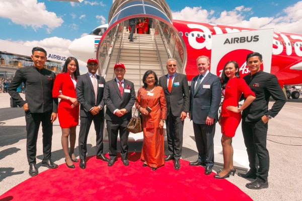 博林甘（左三）、纳达布拉纳斯利、拉菲达、克里斯丁舍雷尔、唐纳斯莱特里与机组人员，为亚航长A330neo飞机揭幕。
